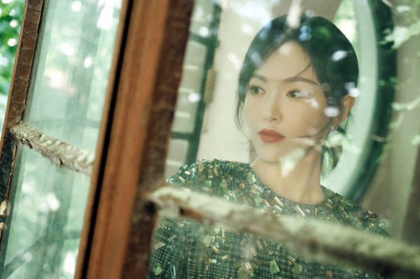 唐嫣拍摄氛围感美照，透过玻璃欣赏窗外美景。