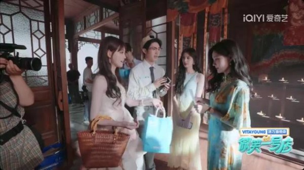 李一桐现身微笑一号店九秒引热议