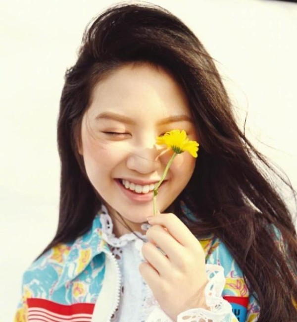 甄子丹女儿15岁就拍杂志封面，不过打扮太老气，还没有明星相