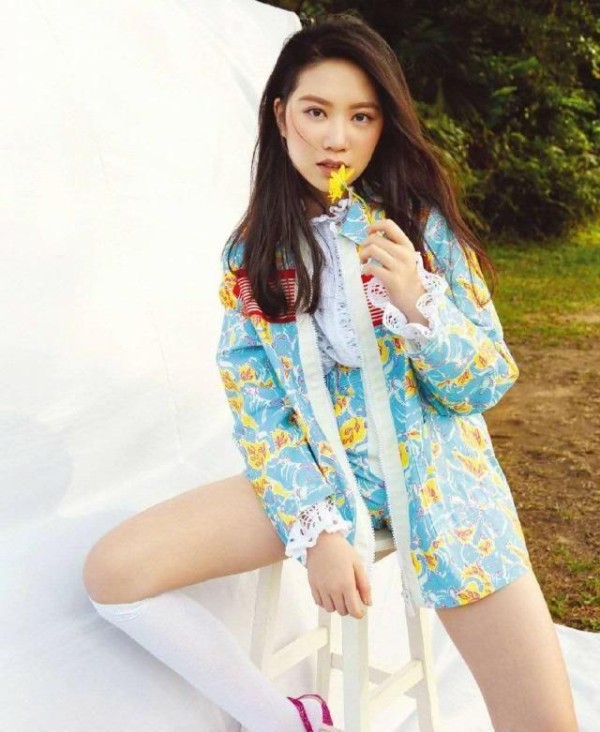 甄子丹女儿15岁就拍杂志封面，不过打扮太老气，还没有明星相