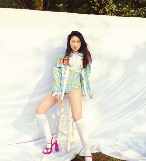 甄子丹女儿15岁就拍杂志封面，不过打扮太老气，还没有明星相