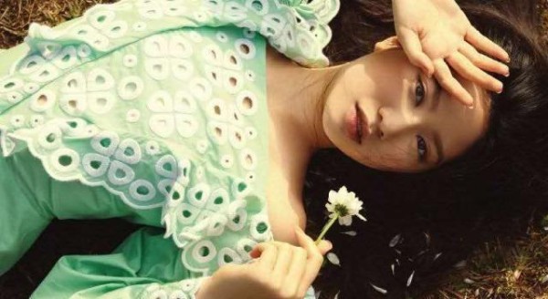 甄子丹女儿15岁就拍杂志封面，不过打扮太老气，还没有明星相