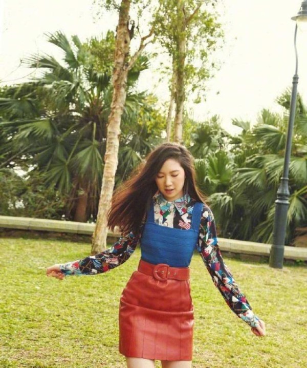 甄子丹女儿15岁就拍杂志封面，不过打扮太老气，还没有明星相