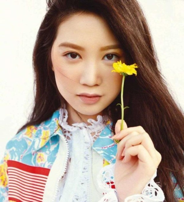 甄子丹女儿15岁就拍杂志封面，不过打扮太老气，还没有明星相