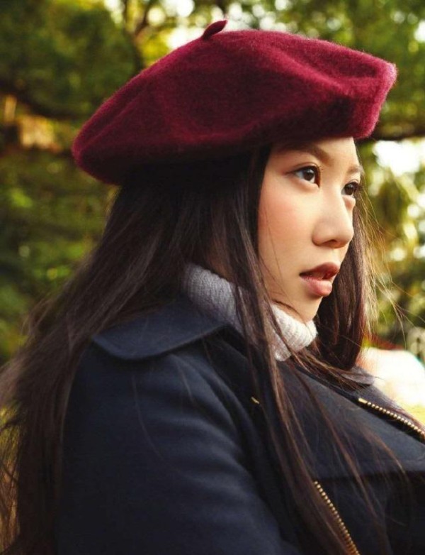 甄子丹女儿15岁就拍杂志封面，不过打扮太老气，还没有明星相