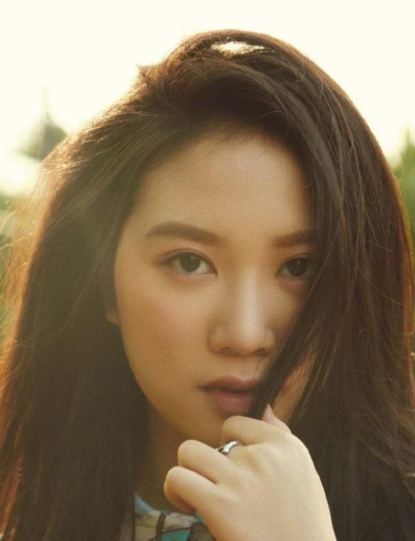 甄子丹女儿15岁就拍杂志封面，不过打扮太老气，还没有明星相