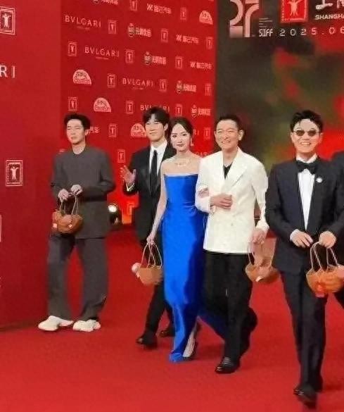 杨幂急宣新代言！合影登顶时，谁在借势营销？