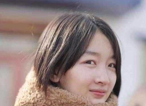 何炅和好友聚会照流出，角落中她竟正在抽烟，清纯形象是装的？