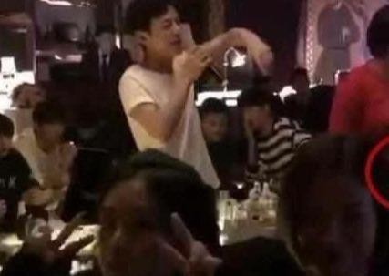 何炅和好友聚会照流出，角落中她竟正在抽烟，清纯形象是装的？