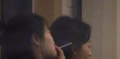 何炅和好友聚会照流出，角落中她竟正在抽烟，清纯形象是装的？