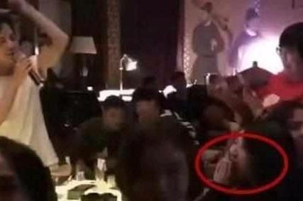 何炅和好友聚会照流出，角落中她竟正在抽烟，清纯形象是装的？