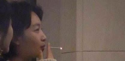 何炅和好友聚会照流出，角落中她竟正在抽烟，清纯形象是装的？