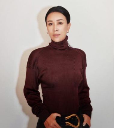 那英聚会手不离烟，气场强大素颜美，杨坤与美女脸贴脸拍照引争议