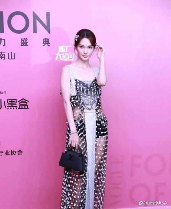 红毯女明星穿搭争议背后，网友审美为何越来越极端
