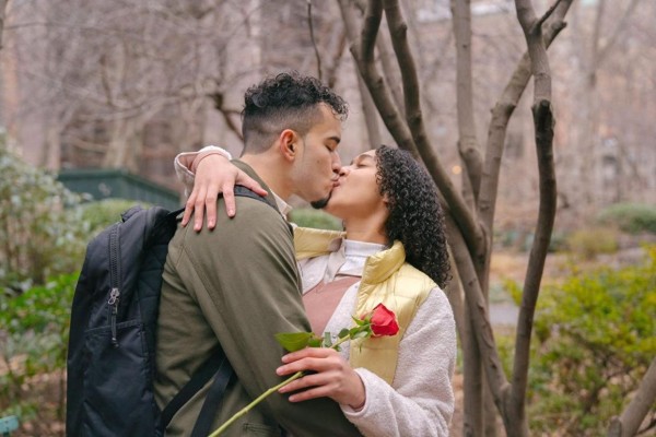 2024娱乐圈惊现暗恋传奇，男星深情不言，女主角是否知晓？
