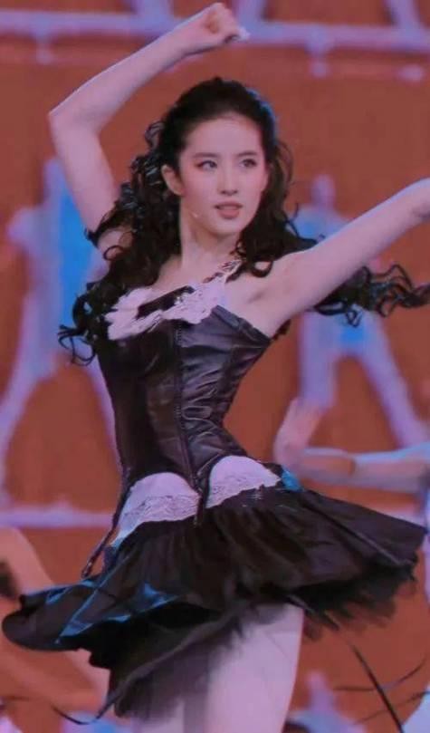 宝格丽活动惊现拉丁舞名场面，刘亦菲：老娘不装了！