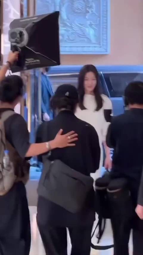 全智贤澳门LV活动，强大的气场是不需要修图的