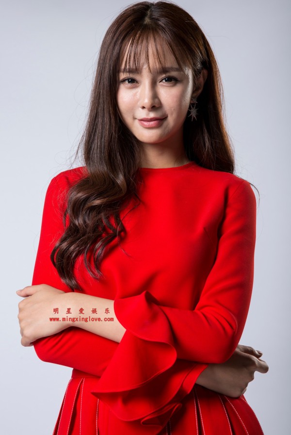 沈梦辰某综艺节目定妆照拍摄花絮照片，性感短裙美腿、光脚高跟造型，放大可看清肌肤纹理，高清4K分辨率原图无修生图下载（至尊）