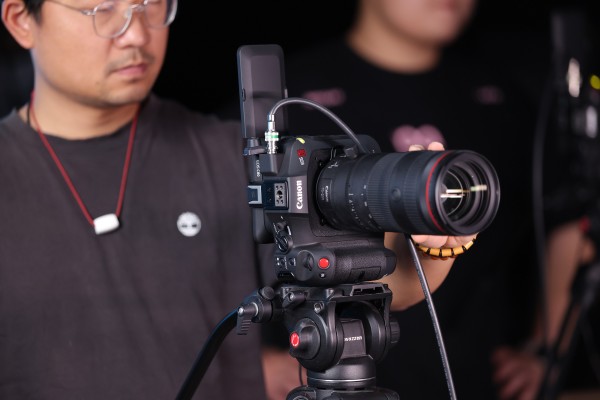 直播间工作人员操作设备