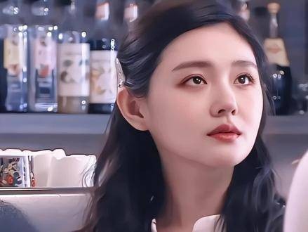 小说里的清冷高傲美人本人了