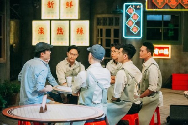 应采儿袁咏仪合体录综艺，两人颜值在线，手挽手边走边聊感情好