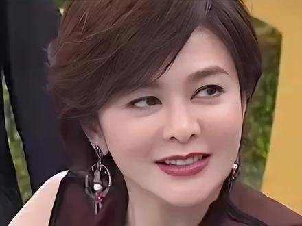 关之琳自信美貌引关注