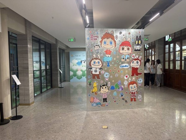 在上海张园看到了画面上的Labubu