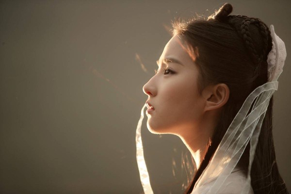 年少看不懂：小龙女失身后，喝水时为何要摘一朵花插在头上？