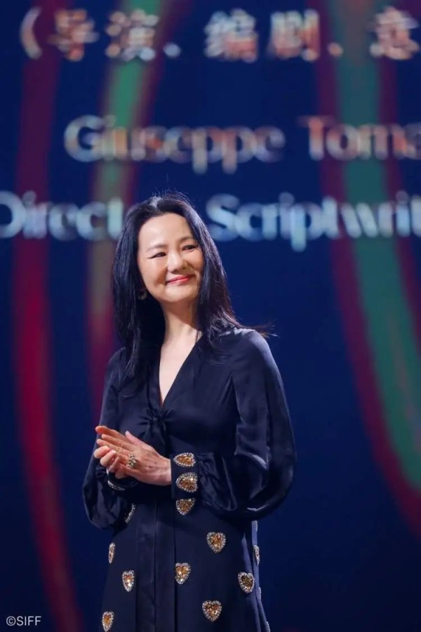 “不要把我的皱纹修掉”，演员咏梅谈人生困境：生活得简单些，有些焦虑自然就不存在了