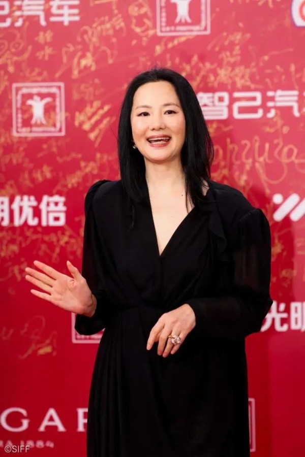 “不要把我的皱纹修掉”，演员咏梅谈人生困境：生活得简单些，有些焦虑自然就不存在了