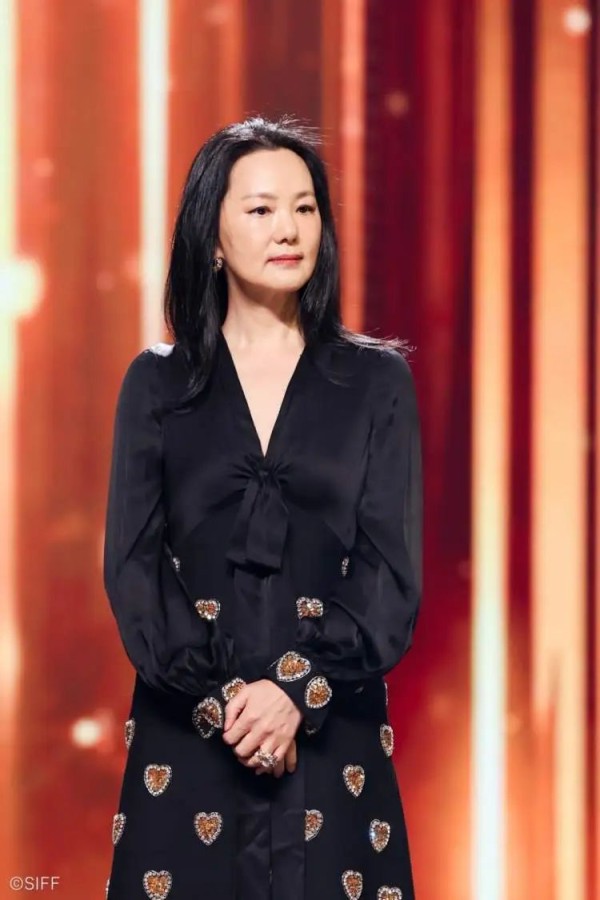 “不要把我的皱纹修掉”，演员咏梅谈人生困境：生活得简单些，有些焦虑自然就不存在了