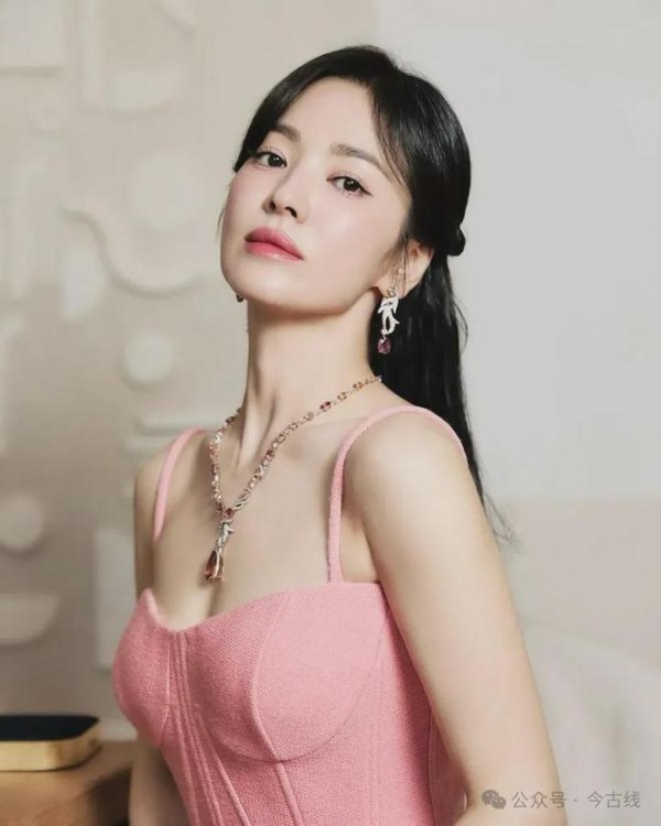 3岁宋慧乔长发引热议！离婚后形象大反转，网友惊呼：她变了！
