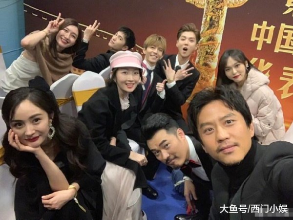 明星后台合影太有趣, 邓超拿出手机, 杨幂鹿晗等人迅速排好队形