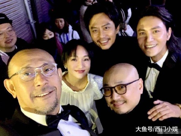 明星后台合影太有趣, 邓超拿出手机, 杨幂鹿晗等人迅速排好队形