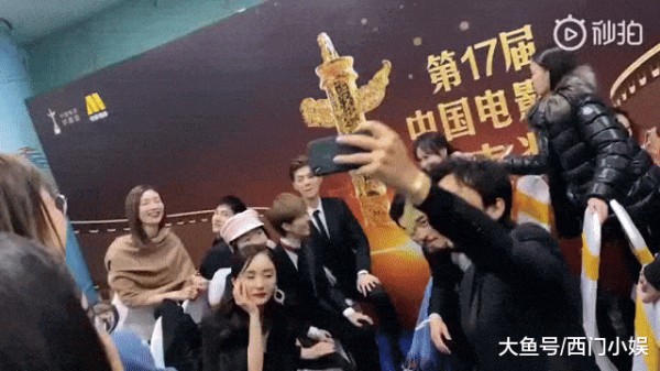 明星后台合影太有趣, 邓超拿出手机, 杨幂鹿晗等人迅速排好队形