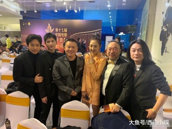 明星后台合影太有趣, 邓超拿出手机, 杨幂鹿晗等人迅速排好队形