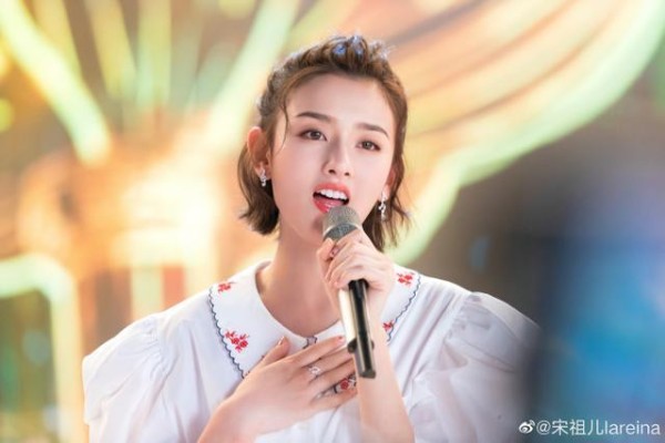 明星台上光鲜都是假的！后台又急又忙，像飞奔的上班族，有点好笑