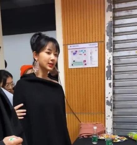 被嘲笑排场大？杨紫后台两位助理搀扶，看到全身照：女星的心酸