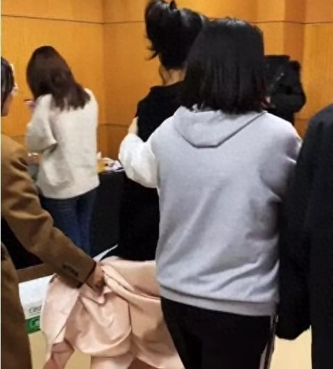 被嘲笑排场大？杨紫后台两位助理搀扶，看到全身照：女星的心酸