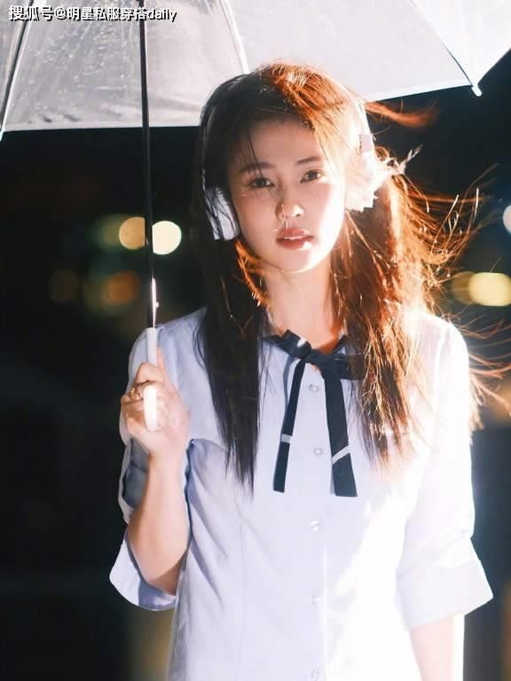 2024年流行“超短百褶裙”，Jennie白鹿等女明星示范4套经典搭配