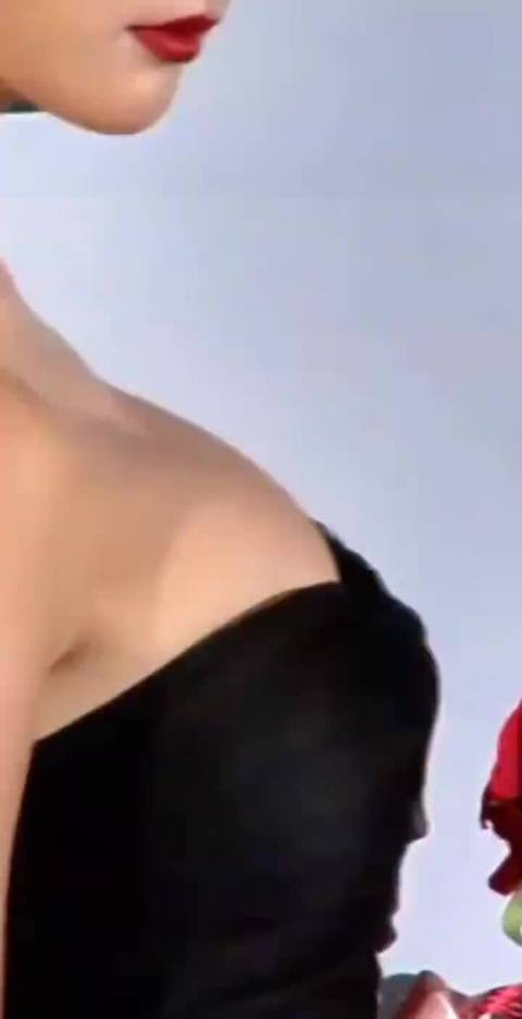 克拉拉李成敏活动现场尽显傲人身材