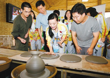 图为谭晶在陶艺馆的泥饼上按下手印留念。 　　（记者 李明 摄）