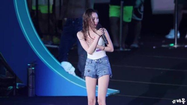 南韩腿精宣美的舞蹈演出直拍，这超短牛仔裤泳装穿搭真绝了