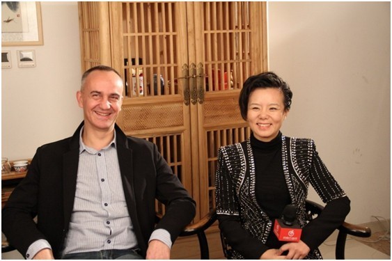 龚琳娜和老锣接受采访，希望有机会在更大的舞台演绎新歌