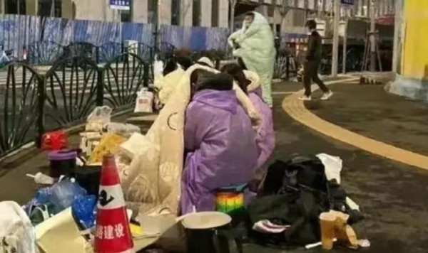 微博之夜举办地惊现难民营 粉丝追星失去理智