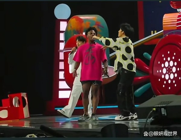 跨国顶流梦幻联动！大张伟与甲亢哥长沙同框引爆全网