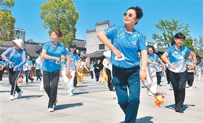 不久前，在江苏省如皋市水绘园风景区东门广场，来自全国各地的健身球操教练员、健身骨干代表向公众展示健身球操。 吴树建摄（人民视觉）