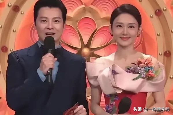 一鸣营养师：2025年春晚，很令人失望。

在春节前一个多月，很多媒体上就展开了强大的宣传攻势，并且随处可见春晚节目单，看到节目组的精心准备和强大的演员阵容，心里充满了期待。

吃完年夜饭，早早的坐在了电视机前，看了一个多小时，感觉今年的春晚有点乱，坚持看到了24点，其感觉让人很失望。

一是节目质量一般。每年的春节晚会都是百姓期待的文化盛宴，它荟萃了歌舞、小品，戏曲、相声等节目，但是，看完今年的...