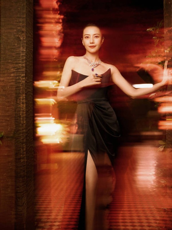 高圆圆拍摄氛围感美照，状态在线。