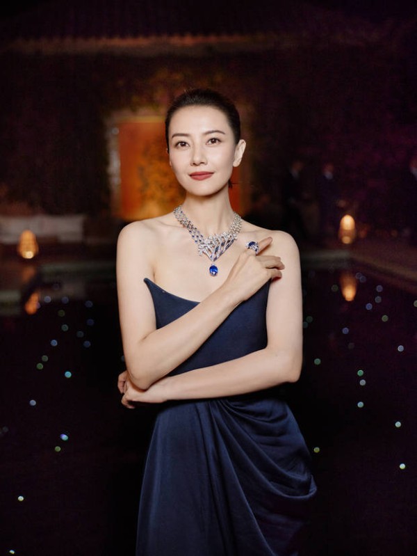 高圆圆绽放迷人笑容，美貌养眼。